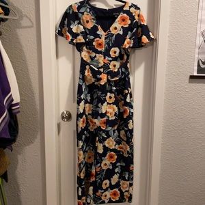Tahari 4 floral Jumpsuit with pockets